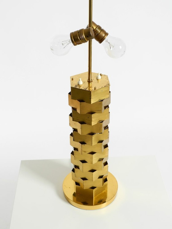 Image 1 of Einzigartige große Messing-Tischlampe aus den 1960er Jahren von den Vereinigten Werkstätten mit beleuchtetem Sockel