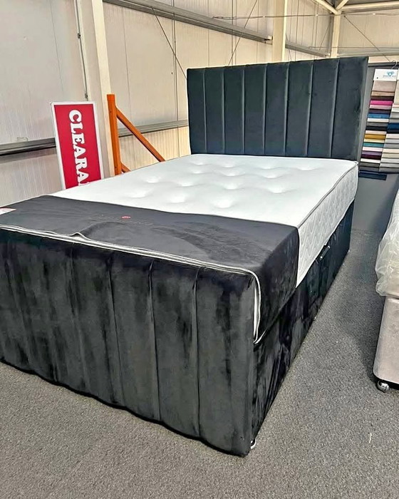 Image 1 of Gloednieuw bed van 160x200 cm met matras.