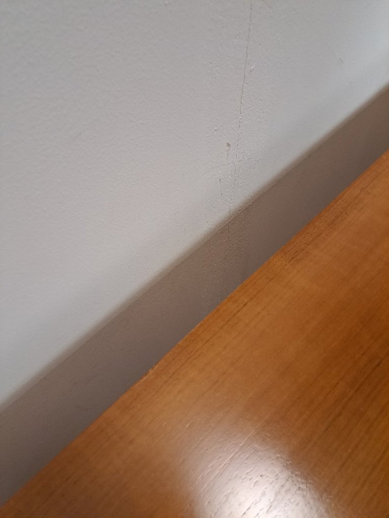 Image 1 of Buffet en placage noyer style milieu du siècle avec 3 tiroirs