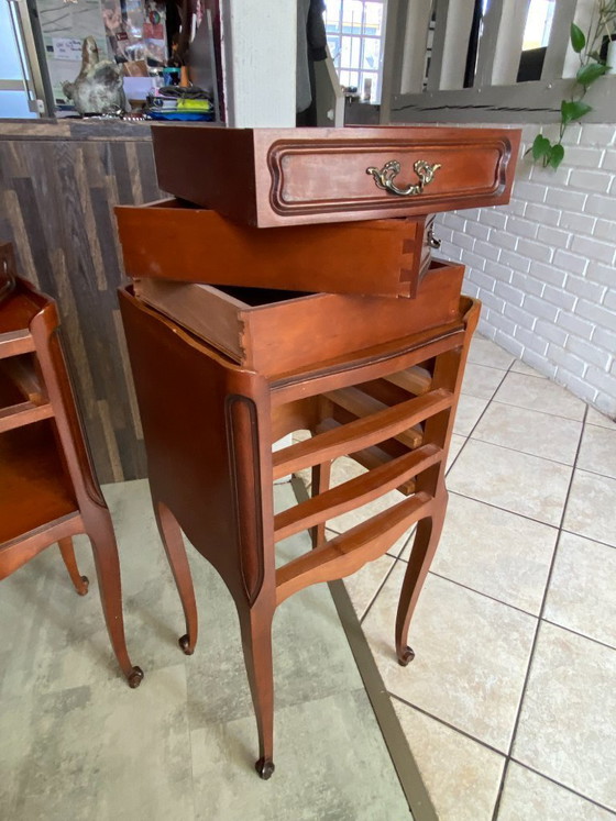 Image 1 of Zwei Nachttische im Stil Louis XV mit Schubladen und einer Nische