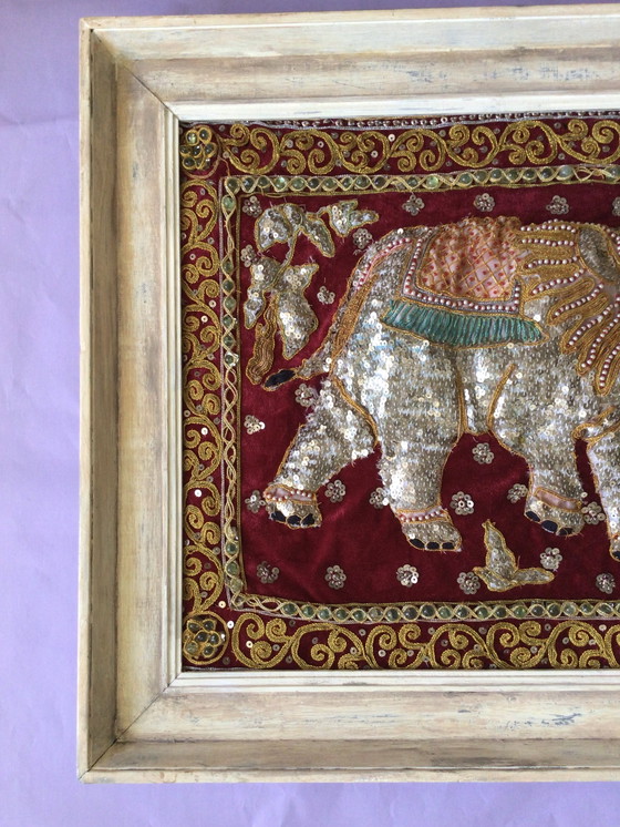 Image 1 of Elefante ricamato su stoffa incorniciato, fatto a mano dall'India