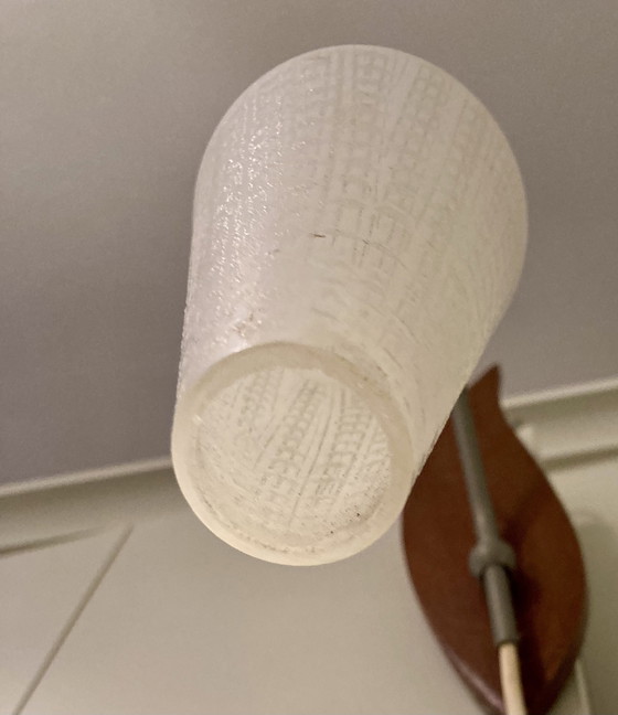 Image 1 of Lampada da parete di metà secolo con paralume in vetro pressato e piastra a muro in legno