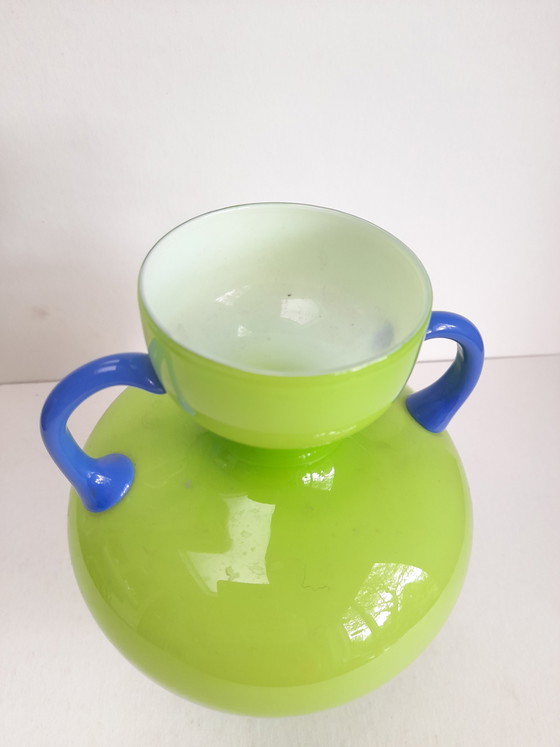Image 1 of Vase vert pistache à anses bleues opaline italienne 