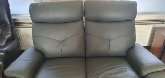 Image 1 of Divano a due posti in pelle di bufalo verde con funzione relax manuale