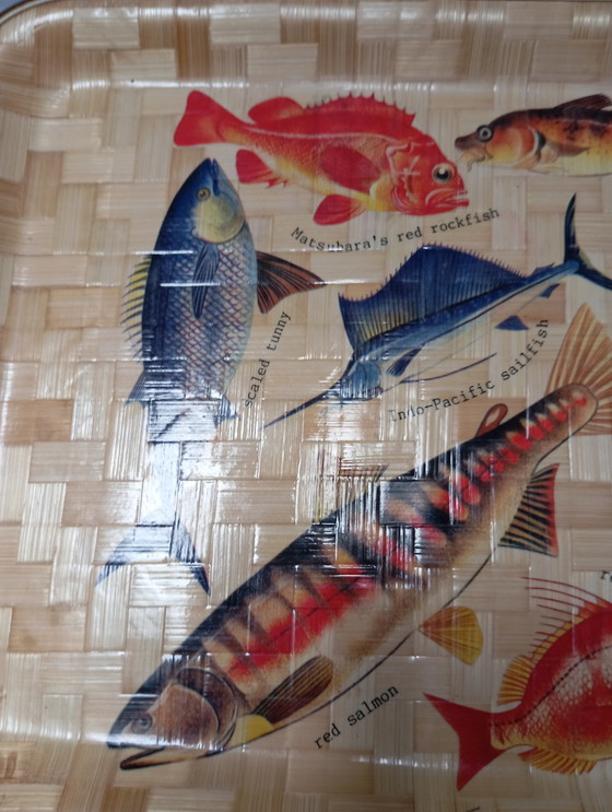 Image 1 of 1970 vintage geweven dienblad met zeevis decoratie