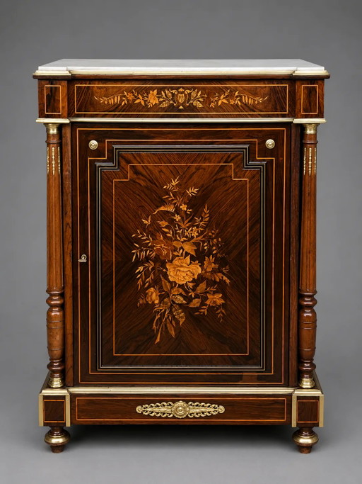 Elegante commode in Napoleon III-stijl met fraai inlegwerk, verguld bronzen beslag en een marmeren blad. (photo 2 of 9)