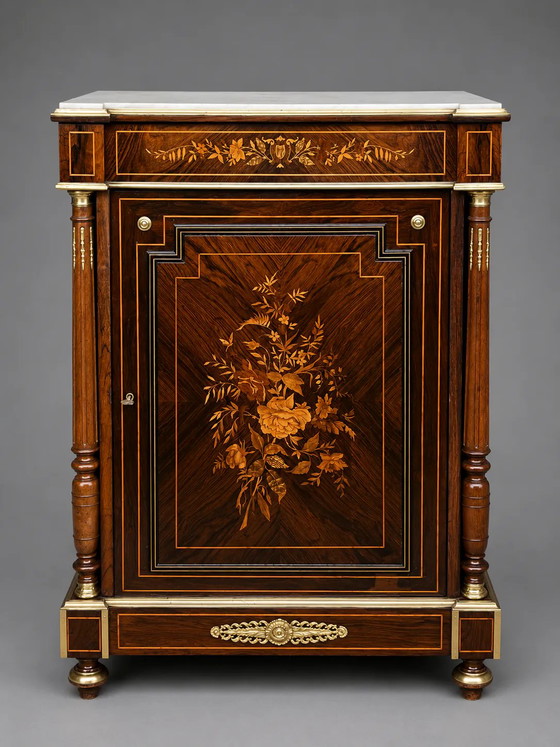 Elegante commode in Napoleon III-stijl met fraai inlegwerk, verguld bronzen beslag en een marmeren blad. (photo 2 of 9)