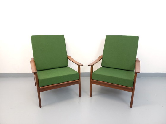 Image 1 of Een paar vintage Scandinavische fauteuils van teakhout met groene stof uit de jaren 60.