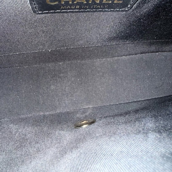 Image 1 of Chanel Flap Medium - Piel de becerro 27CM Chevron Negro Herrajes Dorados Serie 27