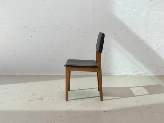 Houten stoelen uit het midden van de 20e eeuw met zwarte bekleding, jaren 60. – Eetkamerstoelen, Wood (photo 4 of 14)
