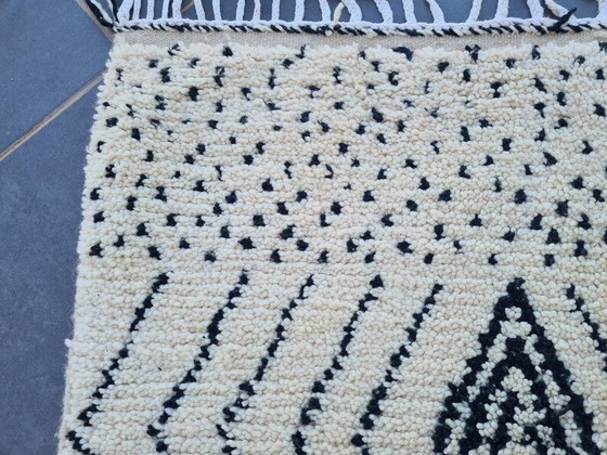 Image 1 of Tappeto Beni Ouraine in pura lana tradizionale bianca e nera, 150/250 cm