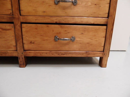 Vintage winkelkast met lades