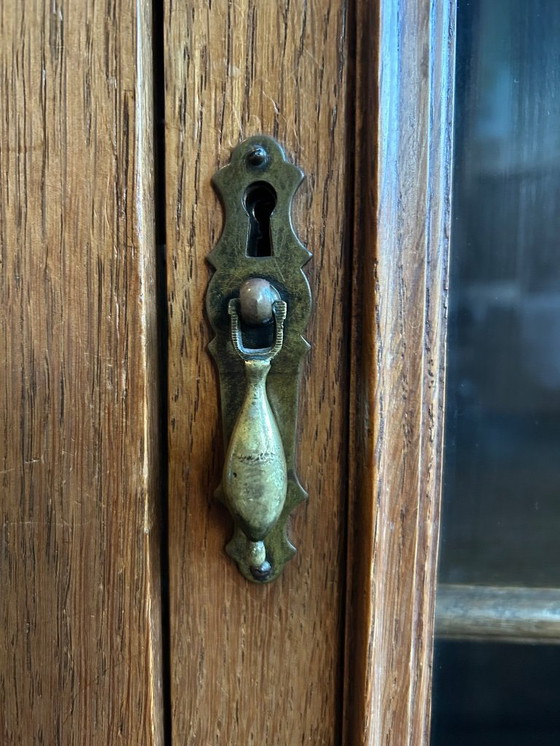 Image 1 of Vecchia libreria/vetrina degli anni '30 con ante in vetro