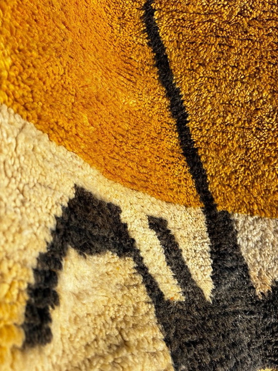 Image 1 of Tapis marocain moderne en laine – 175 x 270 cm, tissé à la main, motif abstrait jaune moutarde, tapis berbère