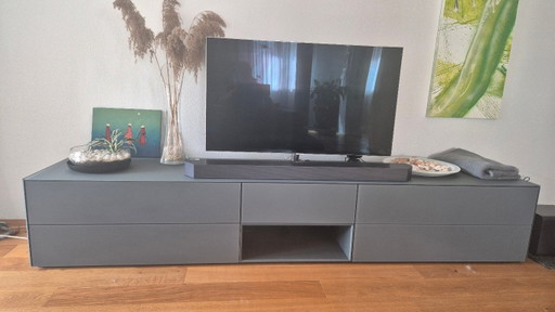 Meuble TV haut de gamme réalisé par un menuisier / 260 cm / Gris et verre satiné / Prix d'origine : 3 800 euros – tv meubelen