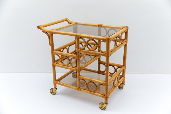 Image 1 of Carrito de servicio de bambú y vidrio ahumado con portabotellas, Italia, años 50