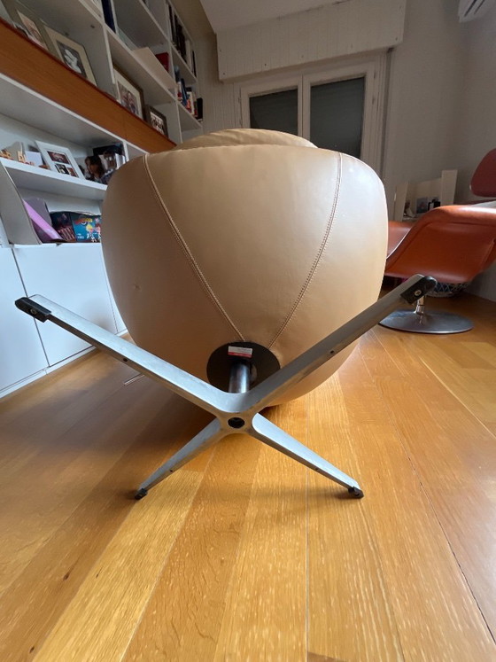 Egg in Walnut leather, 2006 Fritz Hansen – Armchairs, Aluminium (photo 6 of 7)