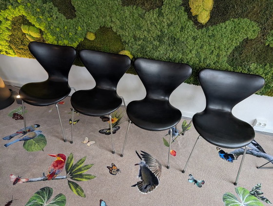 Image 1 of Tavolo Arne Jacobsen 3601 + 4 sedie Butterfly 3107 | Prima edizione