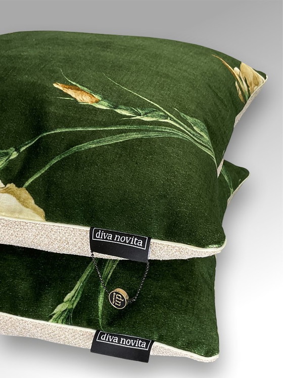Image 1 of GP & J Baker – Set mit 2 neuen Kissen aus dem Stoff „Baker Iris“ von GP & J Baker.