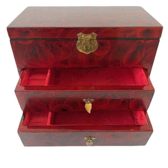 Image 1 of Vintage Chinese sieradendoos rood lakhout messing 1960's