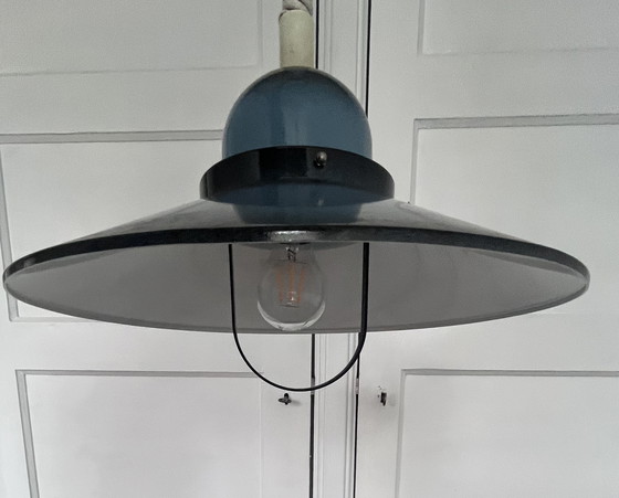 Image 1 of Lampada a sospensione in stile retrò scandinavo smaltata blu e nera di Belid