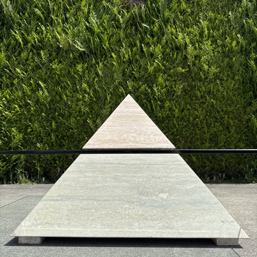 Mesa de centro piramidal de travertino