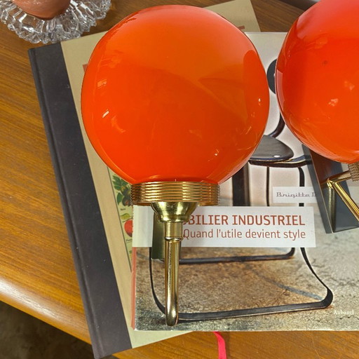 Paar Wandleuchten mit orangefarbenen Opalglaskugeln und goldfarbenem Metall – wandlampen (photo 2 of 8)