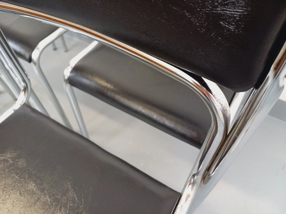 Image 1 of Suite de 6 chaises italiennes empilables vintage en métal chromé et skai noir des années 70 80