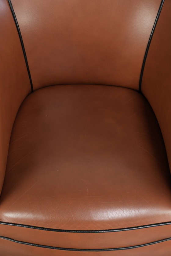 Mooie Engelse rundleren clubfauteuil met een luxe afwerking en een goede uitstraling – Leather (photo 6 of 12)