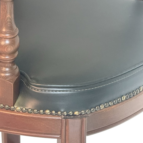 Image 1 of Chesterfield - Handgemaakt / vintage / zo goed als nieuw - Groen leer - Houten barkruk met voetensteun - Meerdere op voorraad