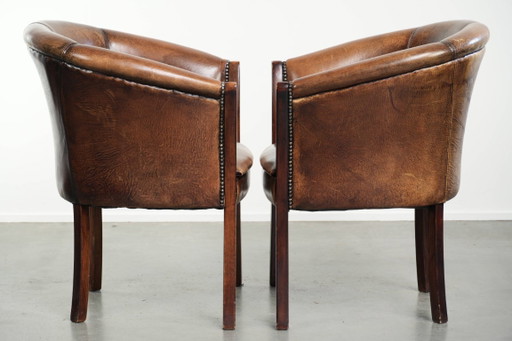 2x handige schapenleren bijzetstoel/ fauteuil/tubchair met karakter en een mooi patina
