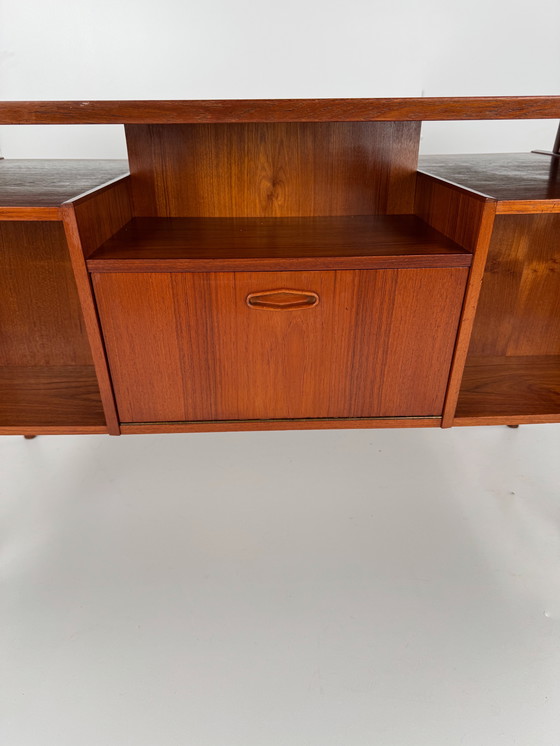 Image 1 of Dänischer Chefschreibtisch aus Teakholz – Eleganter Arbeitsplatz im Stil der Mitte des 20. Jahrhunderts