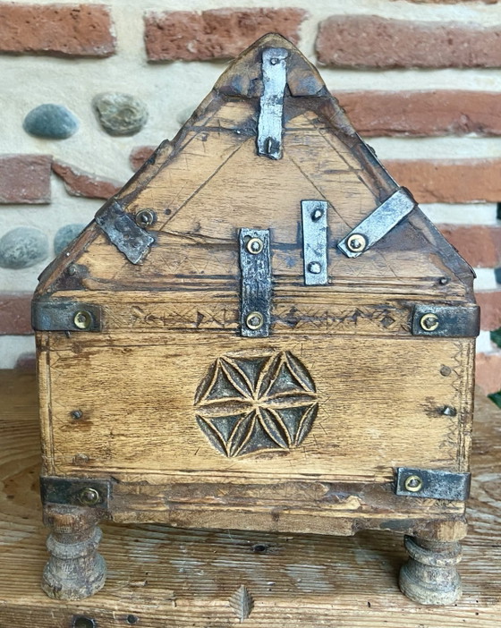 Image 1 of 19e-eeuwse mediterrane houten kist met houtsnijwerk en smeedijzeren beslag