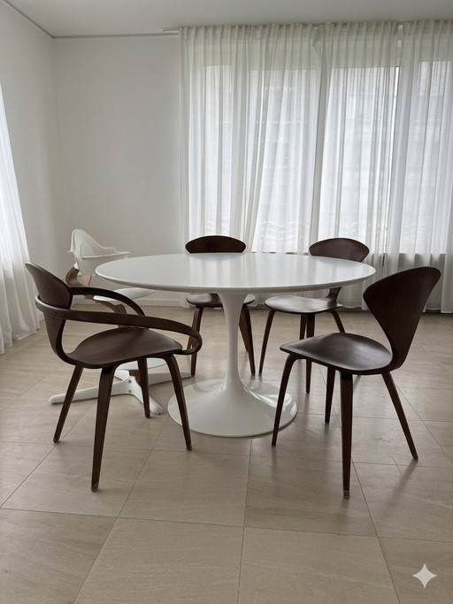 Mesa de comedor redonda Saarinen de 137 cm, blanca.