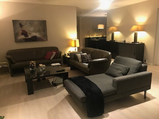 JORI Taupe Kleur Tweezitsbank In Zeer Goede Staat. Eventueel Bijpassende 2 ½ Zits Ook Te Koop. – 2 zitsbanken (photo 4 of 5)