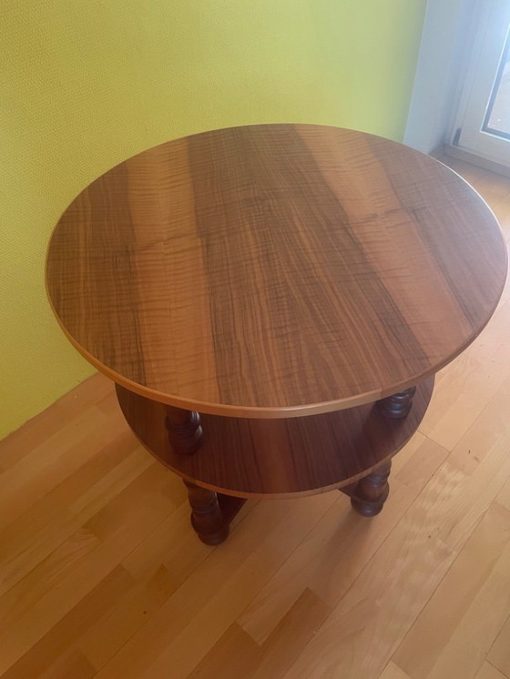 Image 1 of Großer runder gedrechselter Tisch