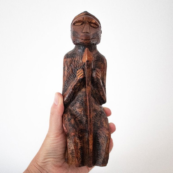 Singe en bois sculpté à la main, tenant une lance : sculpture d'art populaire zoulou d'Afrique du Sud (photo 10 of 10)