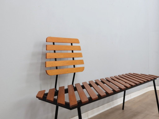 Banco italiano de listones de teca de estilo racionalista de los años 50, diseño de George Coslin.