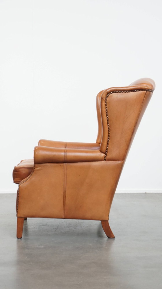 Image 1 of Poltrona a orecchie in pelle di manzo rifinita con rivetti decorativi