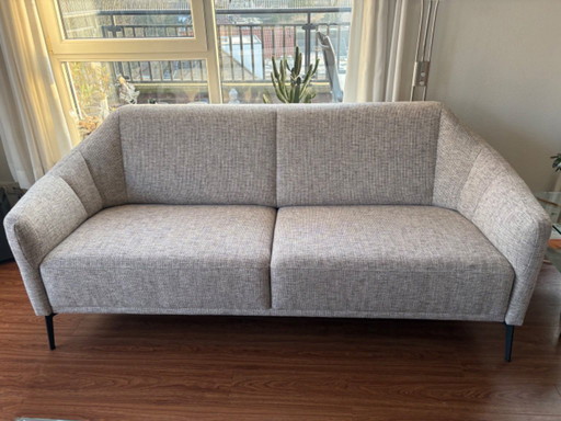 Dos bancos, tres meses de antigüedad.