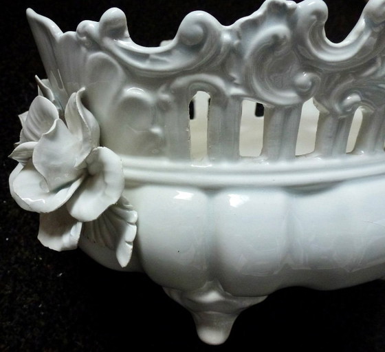 Image 1 of Vintage Jardiniere / Plantenbak Met Prachtige Keramische Bloemen