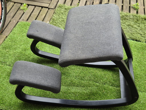 Chaise à genoux Varier, chaise ergonomique grise et noire