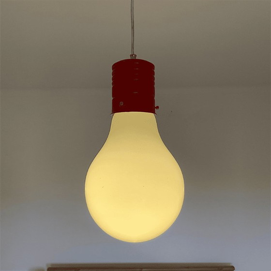 Lampada a sospensione arancione in vetro opalino a forma di lampadina Edison, stile Mid-Century Modern, anni (photo 6 of 10)