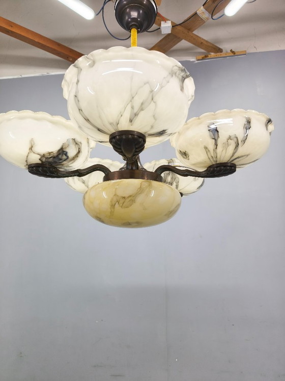Image 1 of Lustre Art Déco tchèque des années 1940 en laiton et verre opalin
