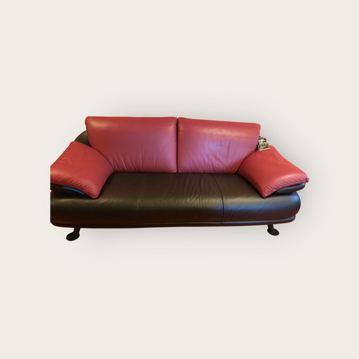 Schwarze Vintage-Bank mit bordeauxroten Akzenten 