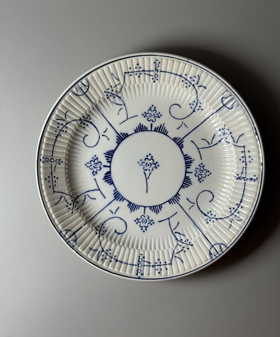 Image 1 of Servizio da tavola Boch Frères composto da 6 piatti in maiolica e un piatto da portata – Motivo "Cipolla Blu" (Zwiebelmuster), B