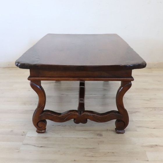 Image 1 of Mesa de centro de nogal macizo, Italia, principios del siglo XX.