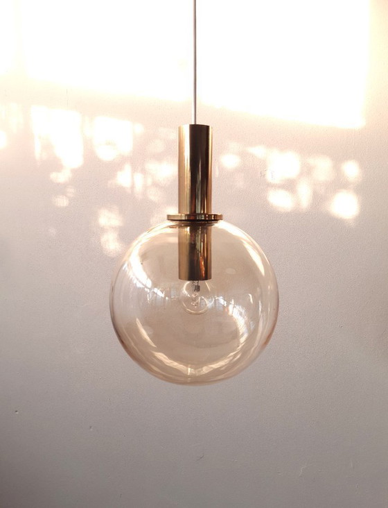 Image 1 of Lampada a sospensione vintage con sfera in ottone e vetro ambra, lampada a sospensione mcm