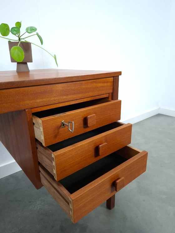 Image 1 of Teak vrijstaand bureau met lade uit Denemarken