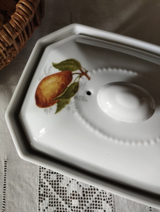 Image 1 of Antieke achthoekige terrine van wit porselein met veelkleurige fruitdecoratie.